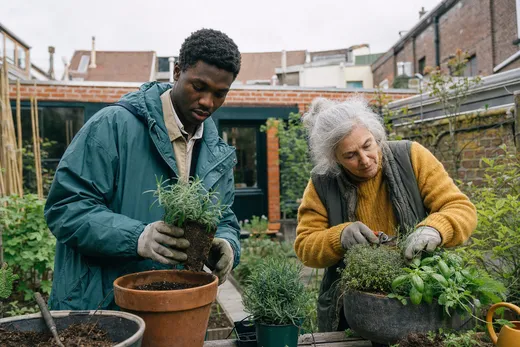 Un Boulotier aide une voisine dans son jardin